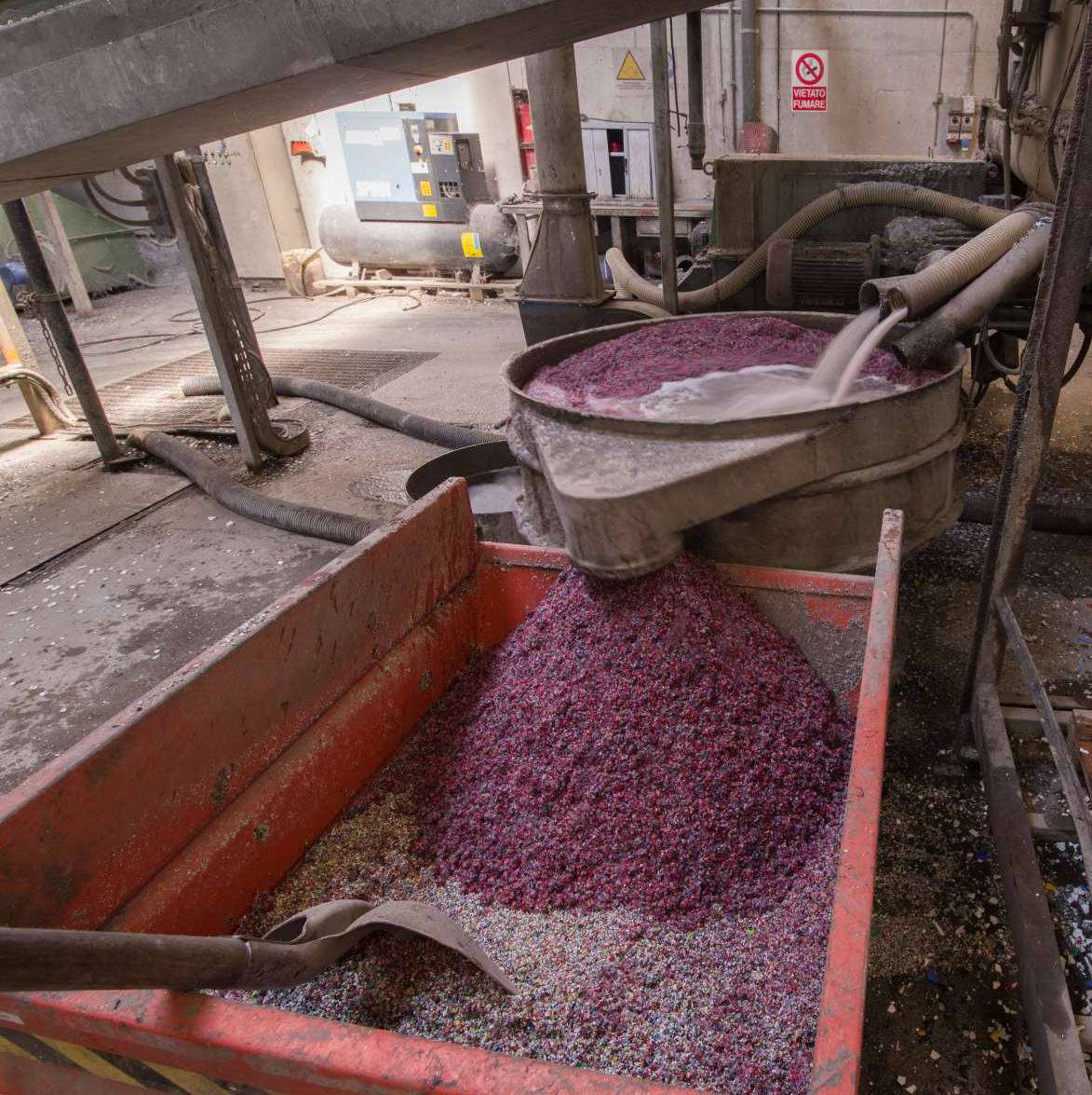 Il rifiuto di materiale plastico di PE-HD polietilene – alta densita e PP polipropilene